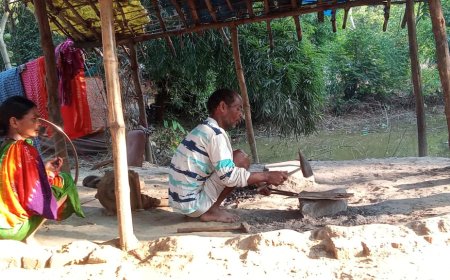 ଲୁହା ନିଆଁ ସହ ସଂଗ୍ରାମ କରି ପରିବାରର ପେଟକୁ ଦାନା ଯୋଗାଡ଼ କରୁଛନ୍ତି ରାମକୃଷ୍ଣ।