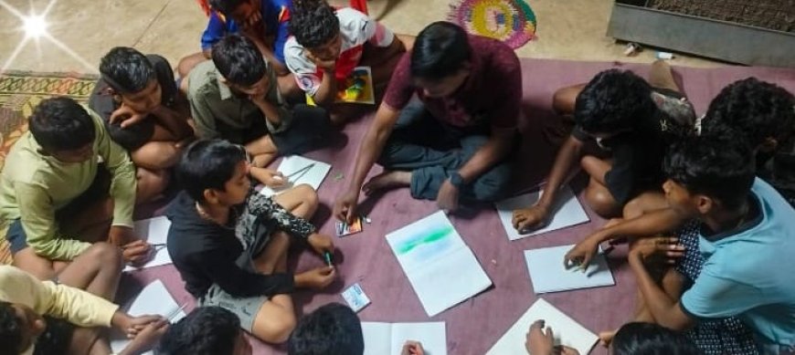 ହୀରାକୁଦ ଶିଳ୍ପ ନାଗରୀରେ  ରେ ଫିଲିପ କୁମାର  କଳ୍ପତୃ ଆଶ୍ରମ ରେ ଚିତ୍ରାଙ୍କନ ଶିକ୍ଷା ଦେଉଥିବାର ଦେଖା ଯାଇଛି  l