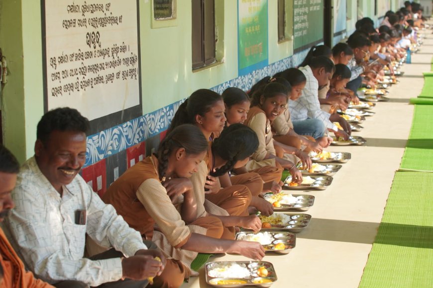 ଶିଶୁ ଦିବସରେ ସ୍କୁଲ ୟୁନିଫର୍ମ ବଣ୍ଟନ କାର୍ଯ୍ୟକ୍ରମରେ ବିଧାୟକଙ୍କ ଯୋଗଦାନ ।