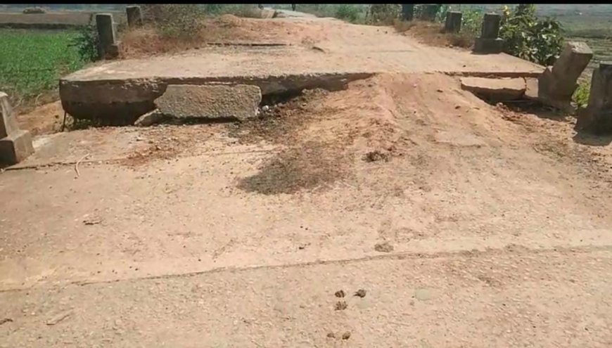 ଭଙ୍ଗା ପୋଲ ଉପରେ ଜୀବନ କୁ ବାଜି ଲଗାଇ ଯାତାୟତ କରୁଛନ୍ତି ଲୋକେ।