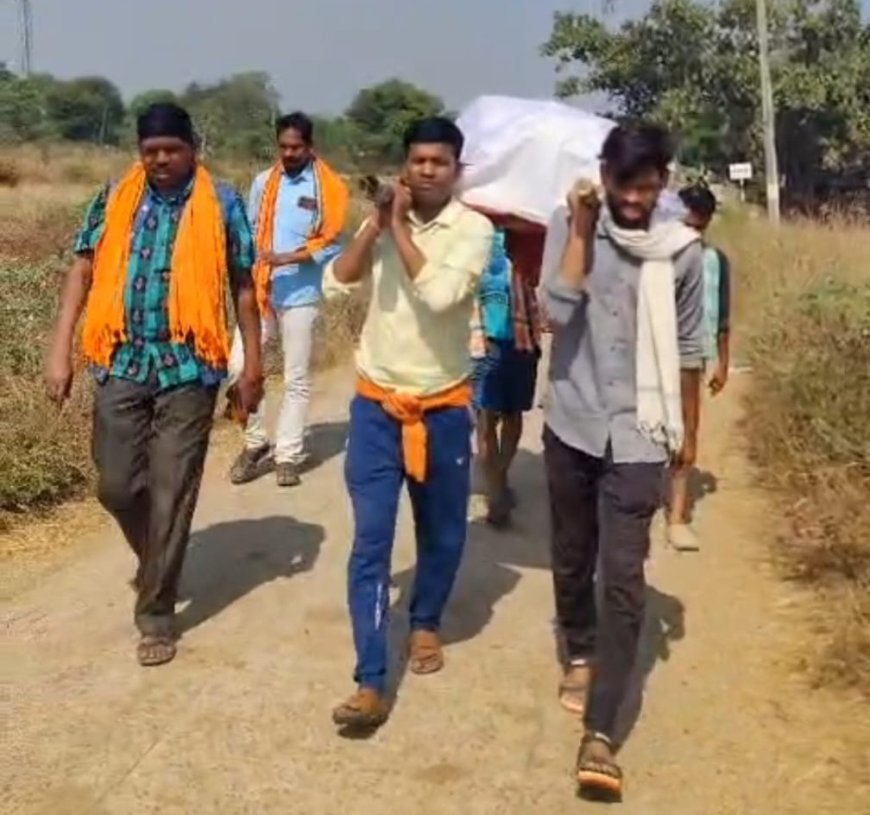 ହଜିଗଲା ମାନବିକତା, ସାମାଜିକ ବାସନ୍ଦ ପାଇଁ ଶବକୁ ମିଳିଲାନି କାନ୍ଧ, ରାଷ୍ଟ୍ରୀୟ ସ୍ୱୟଂ ସେବକ ସଂଘ ଓ ବଜରଙ୍ଗୀ ଦଳ କର୍ମକର୍ତ୍ତା କଲେ ଶବ ସତ୍କାର ।