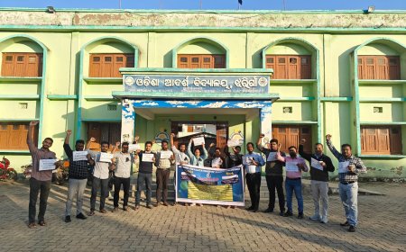 5ମ ଦିନରେ ପହଂଚିଲା ଓଏଭି ଶିକ୍ଷକ ସଂଘର ଆନ୍ଦୋଳନ |ସରକାର ଯଦି କର୍ଣ୍ଣପାତ ନକରନ୍ତି ତେବେ ଚଳିତ ମାସ 8ତାରିଖରୁ ଅଭିଏ ଶିକ୍ଷକ ସଙ୍ଘ ରାଜରାସ୍ତାକୁ ଓ଼ଲ୍ଳେଇବା ନେଇ ଚେତାବନୀ ।