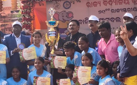 ୬୯ତମ ରାଜ୍ୟସ୍ତରୀୟ ବାଳିକା ଫୁଟବଲ୍ ପ୍ରତିଯୋଗିତା ଉଦଯାପିତ   ନବରଙ୍ଗପୁର ହେଲା ବିଜେତା   ଯମୁନାବତୀ ଗଣ୍ଡ ଶ୍ରେଷ୍ଠ ଖେଳାଳି ଭାବେ ହେଲେ ପୁରସ୍କୃତ  ମ୍ୟାନ ଅଫ ଦି ମ୍ୟାଚ୍ ହେଲେ ଗଙ୍ଗାବତୀ ଗଣ୍ଡ