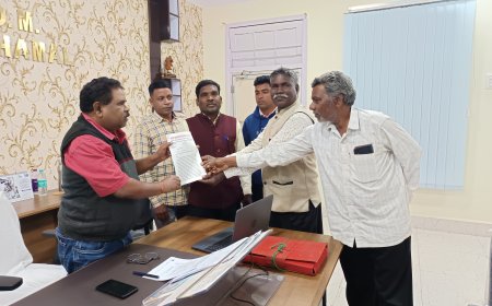 ଗାଁ ମଝିରେ ଥିବା ବିଦେଶୀ ମଦ ଦୋକାନ ସ୍ଥାନାନ୍ତର ପାଇଁ ଜିଲ୍ଲାପାଳଙ୍କୁ ଦାବିପତ୍ର ପ୍ରଦାନ ।