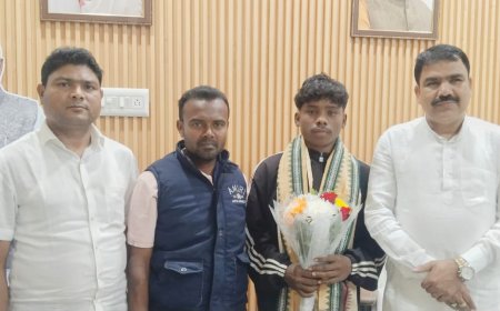 କ୍ରୀଡାବିତଙ୍କୁ ଶିକ୍ଷାମନ୍ତ୍ରୀଙ୍କ ବାସ ଭବନରେ ସମ୍ବର୍ଦ୍ଧନା ଜ୍ଞାପନ ।