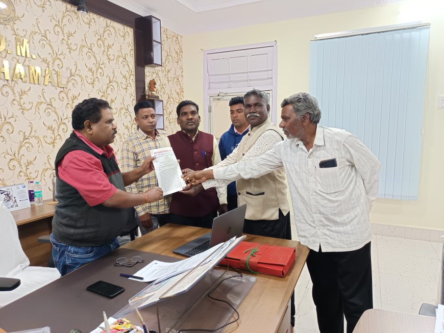 ଗାଁ ମଝିରେ ଥିବା ବିଦେଶୀ ମଦ ଦୋକାନ ସ୍ଥାନାନ୍ତର ପାଇଁ ଜିଲ୍ଲାପାଳଙ୍କୁ ଦାବିପତ୍ର ପ୍ରଦାନ ।