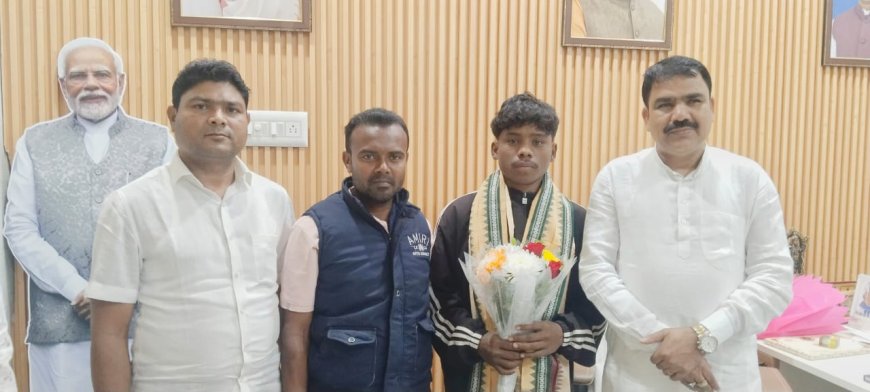 କ୍ରୀଡାବିତଙ୍କୁ ଶିକ୍ଷାମନ୍ତ୍ରୀଙ୍କ ବାସ ଭବନରେ ସମ୍ବର୍ଦ୍ଧନା ଜ୍ଞାପନ ।