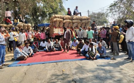 ଚାଟିଗୁଡା ଠାରେ ଡାବୁଗାଁ-ଉମରକୋଟ ମୁଖ୍ୟ ରାସ୍ତା ଅବରୋଧ କରି ଚାଷୀଙ୍କ ଆନ୍ଦୋଳନ ।