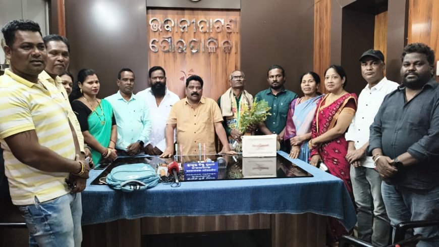 ରାଷ୍ଟ୍ରପତି ଭବନରୁ ଫେରିଲେ ସଫେଇ କର୍ମଚାରୀ ରାଜେନ୍ଦ୍ର ପାତ୍ର, ଗାଁ ମାଟିରେ ସମ୍ବର୍ଦ୍ଧିତ କଲେ ଭବାନୀପାଟଣା ପୌରପାଳିକା