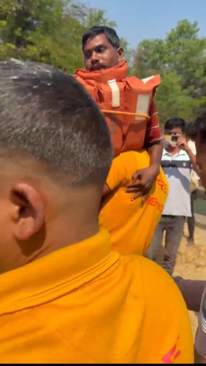 କେନାଲରେ ଫସିଥିବା ଯୁବକଙ୍କୁ ଅଗ୍ନିଶମ ବିଭାଗର ଉଦ୍ଧାର