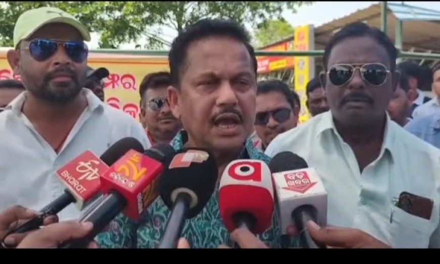 ଆଁସ ଟ୍ରାନ୍ସପୋର୍ଟ ପାଇଁ କଳାହାଣ୍ଡି ର ଟ୍ରକ ମାଲିକ ସଂଘ ର ପ୍ରତିବାଦ।ବାହାର ମାଲ କୁ କାମ ଦେଉଛି ଠିକା ସଂସ୍ଥା।