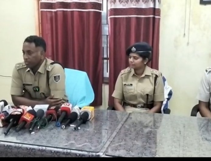 ଜୁନାଗଡ଼ ପୋଲିସକୁ ବଡ଼ ସଫଳତା     ୪୪ ଚୋରି ବାଇକ ଉଦ୍ଧାର,୬ ଅଭିଯୁକ୍ତ ଗିରଫ      କଳାହାଣ୍ଡି ଏସପିଙ୍କ ସାମ୍ବାଦିକ ସମ୍ମିଳନୀ