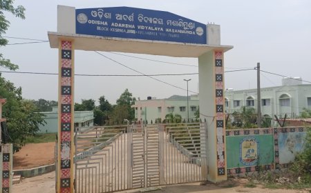 ସ୍କୁଲରେ ପହଞ୍ଚିବା ପରେ ଆସିଲା ଛୁଟି ନିର୍ଦ୍ଦେଶ! କଳାହାଣ୍ଡି ପ୍ରଶାସନର ଚରମ ଅବ୍ୟବସ୍ଥା ନା ଦାୟିତ୍ୱହୀନତା?