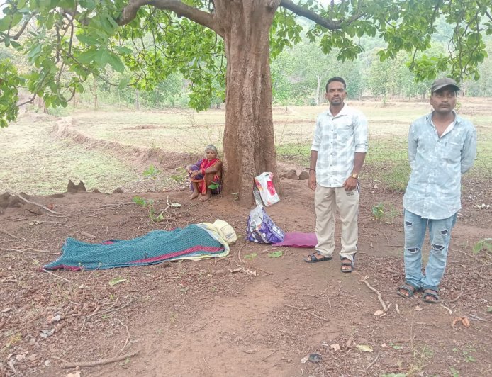 ଅମାନବିକତାର ଚରମ ନମୁନା: ଜଙ୍ଗଲରେ ଶବ ଓ ବୃଦ୍ଧାଙ୍କୁ ଛାଡ଼ି ପଳାଇଲା ବୋଲେରୋ ଚାଳକ, ପୁଣି ମନେ ପଡ଼ିଲା ‘ଦାନ ମାଝୀ’ ଘଟଣା