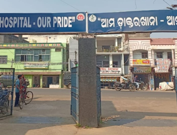 ଅଳ୍ପକେ ଟଳିଗଲା ବଡ଼ ଅଘଟଣ: କେସିଙ୍ଗା ମେଡିକାଲ ଓପିଡି ଉପରେ ଭାଙ୍ଗି ପଡ଼ିଲା ବିରାଟ ପିପଳ ଗଛ