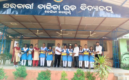 କେସିଙ୍ଗା ସରକାରୀ ବାଳିକା ଉଚ୍ଚ ବିଦ୍ୟାଳୟରେ ପୋଷାକ ବଣ୍ଟନ: ନବମ ଓ ଦଶମ ଶ୍ରେଣୀର ଛାତ୍ରୀଙ୍କୁ ୟୁନିଫର୍ମ, ହାଉସ୍ ଡ୍ରେସ୍ ଓ ଜୋତା ପ୍ରଦାନ