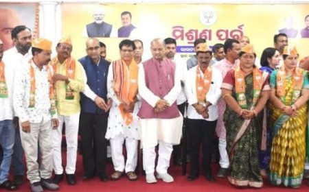 କଳାହାଣ୍ଡି ଜିଲ୍ଲା ପରିଷଦ ଅଧ୍ୟକ୍ଷ ପୁଷ୍ପେନ୍ଦ୍ର ସିଂ ଦେଓ ବିଜେପିରେ ସାମିଲ: ୧୦ ଜିଲ୍ଲା ପରିଷଦ ସଦସ୍ୟଙ୍କ ସହ ଶଙ୍ଖ ଛାଡ଼ିଲେ
