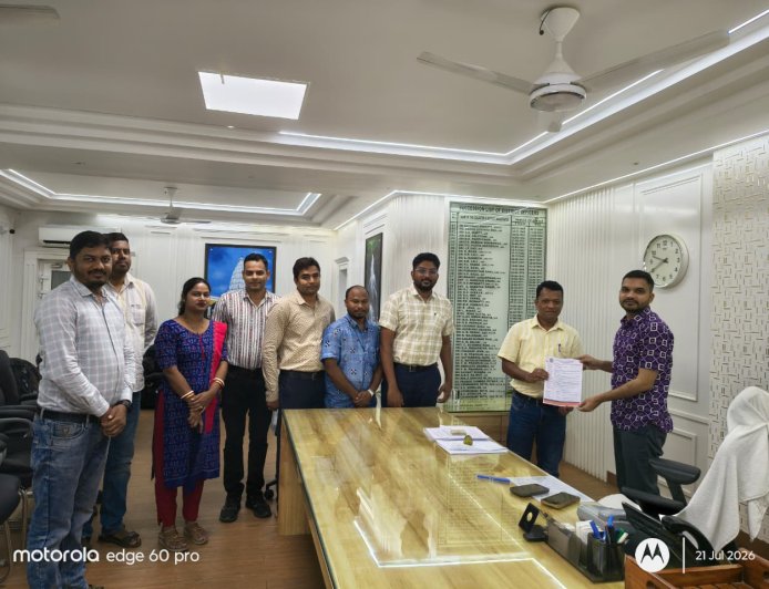 ୮ ଦଫା ଦାବି ନେଇ ଜିଲ୍ଲାପାଳଙ୍କୁ ଭେଟିଲେ ସାମାଜିକ ସୁରକ୍ଷା ଅଧିକାରୀ ସଂଘ