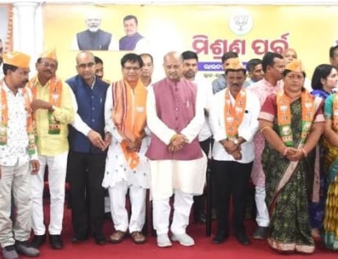 କଳାହାଣ୍ଡି ଜିଲ୍ଲା ପରିଷଦ ଅଧ୍ୟକ୍ଷ ପୁଷ୍ପେନ୍ଦ୍ର ସିଂ ଦେଓ ବିଜେପିରେ ସାମିଲ: ୧୦ ଜିଲ୍ଲା ପରିଷଦ ସଦସ୍ୟଙ୍କ ସହ ଶଙ୍ଖ ଛାଡ଼ିଲେ