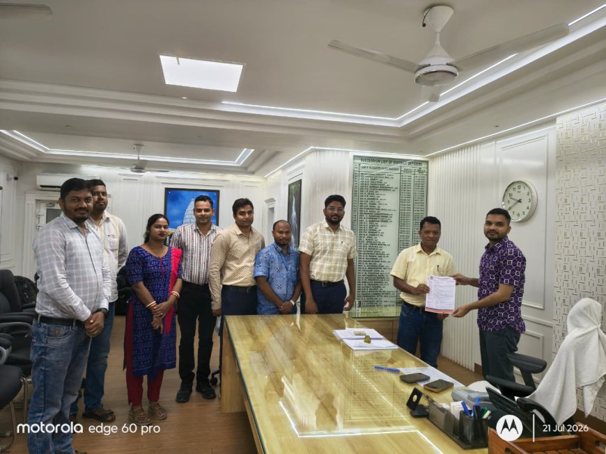 ୮ ଦଫା ଦାବି ନେଇ ଜିଲ୍ଲାପାଳଙ୍କୁ ଭେଟିଲେ ସାମାଜିକ ସୁରକ୍ଷା ଅଧିକାରୀ ସଂଘ