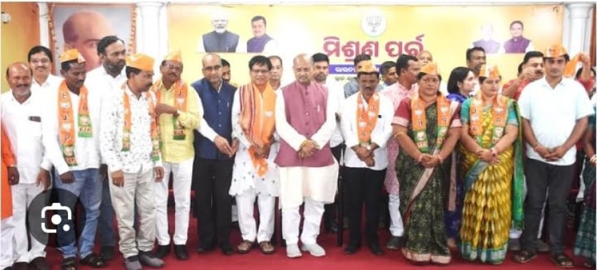 କଳାହାଣ୍ଡି ଜିଲ୍ଲା ପରିଷଦ ଅଧ୍ୟକ୍ଷ ପୁଷ୍ପେନ୍ଦ୍ର ସିଂ ଦେଓ ବିଜେପିରେ ସାମିଲ: ୧୦ ଜିଲ୍ଲା ପରିଷଦ ସଦସ୍ୟଙ୍କ ସହ ଶଙ୍ଖ ଛାଡ଼ିଲେ