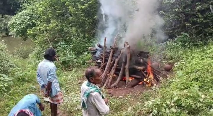 ତେଲେଙ୍ଗାନାରୁ ଗୋଲାମୁଣ୍ଡା ଫେରିଲା ଦାଦନ ଶ୍ରମିକଙ୍କ ଶବ, ସହାୟତାର ହାତ ବଢ଼ାଇଲା ବିନ୍ଦୁ ମୀନା ଫାଉଣ୍ଡେସନ