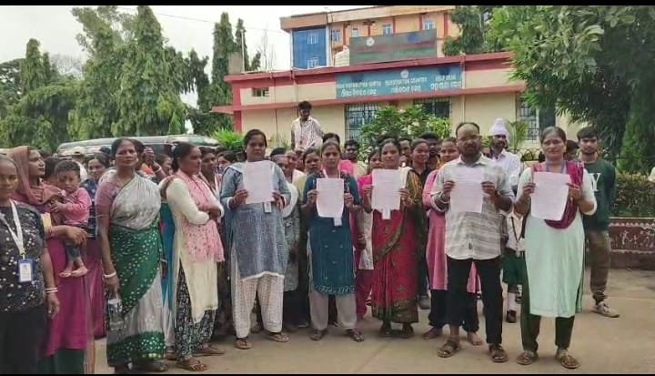 କାର୍ଯ୍ୟବନ୍ଦ ଆନ୍ଦୋଳନରେ ୧୫୦ରୁ ଊର୍ଦ୍ଧ୍ୱ କର୍ମଚାରୀ, ଜିଲ୍ଲା ମୁଖ୍ୟ ଚିକିତ୍ସାଳୟରେ ସେବା ବ୍ୟାହତ