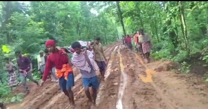 କାଦୁଅ ରାସ୍ତାରେ ଆମ୍ବୁଲାନ୍ସ ଅଟକିଲା, ୮ କିମି ଖଟିଆରେ ବୁହାହେଲା ଶବ