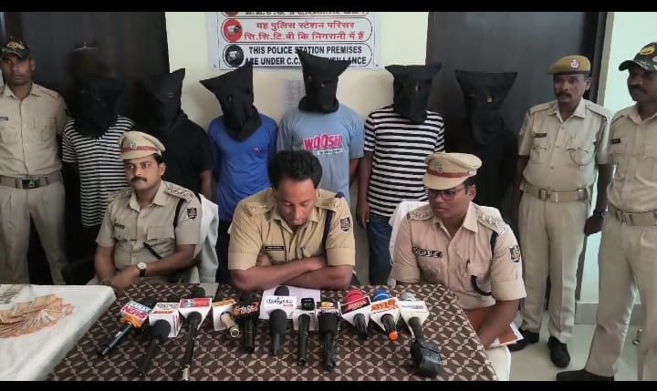 ମାସେ ପରେ ବଡ଼ ଡକାୟତିର ପର୍ଦ୍ଦାଫାଶ ୭୨ ଗ୍ରାମ ସୁନା, ୧୧୩୮ ଗ୍ରାମ ରୂପା ସହ ₹୨.୭୦ ଲକ୍ଷ ଜବତ; ୬ ଗିରଫ