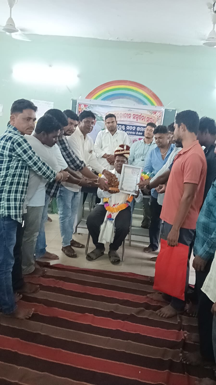 ୩୬ ବର୍ଷର ଗୌରବମୟ ଶିକ୍ଷକ ଜୀବନର ଅବସାନ : ଅଁଳାଭଟାର ବରିଷ୍ଠ ଶିକ୍ଷକ ମଦନ ଖମାରୀଙ୍କୁ ଭାବବିହ୍ୱଳ ବିଦାୟ