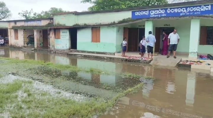 ପାଣି ଘେରରେ ତେରେସିଂହା ସ୍କୁଲ ଓ ଅଙ୍ଗନବାଡ଼ି କେନ୍ଦ୍ର ବିପଦରେ ୧୧୬ ଛାତ୍ରଛାତ୍ରୀ; ଦୂଷିତ ପାଣି ଓ ମଶାମାଛିରେ ଅସ୍ୱାସ୍ଥ୍ୟକର ପରିବେଶ