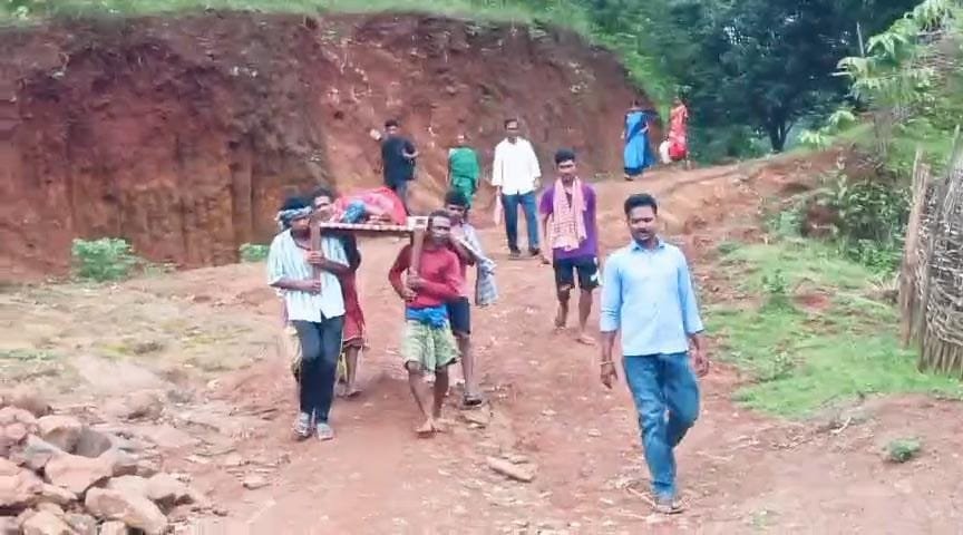 ଥୁଆମୂଳ ରାମପୁରରେ ପୁଣି ଜନନୀ ଯନ୍ତ୍ରଣା: ଖଟିଆରେ ବୁହା ହେଲେ ଗର୍ଭବତୀ, ଖରାପ ରାସ୍ତା ପାଇଁ ଗାଁକୁ ଯାଇପାରିଲାନି ଆମ୍ବୁଲାନ୍ସ