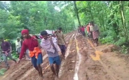 କାଦୁଅ ରାସ୍ତାରେ ଆମ୍ବୁଲାନ୍ସ ଅଟକିଲା, ୮ କିମି ଖଟିଆରେ ବୁହାହେଲା ଶବ