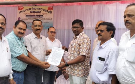 ଅନୁଦାନ-ପେନସନ୍ ଦାବିରେ ଶିକ୍ଷକ-କର୍ମଚାରୀଙ୍କ ରଣହୁଙ୍କାର DEO କାର୍ଯ୍ୟାଳୟ ସମ୍ମୁଖରେ ଧାରଣା ଓ ପ୍ରତିବାଦ; ସରକାରଙ୍କୁ ଦାବିପତ୍ର