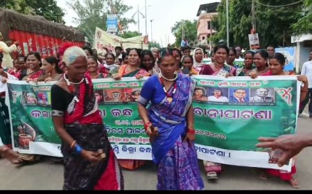 କଳାହାଣ୍ଡିରେ ବିଶ୍ୱ ଆଦିବାସୀ ଦିବସ ପାଳିତ ରେଣ୍ଡୋ ମାଝୀଙ୍କ ପ୍ରତିମୂର୍ତ୍ତିରେ ମାଲ୍ୟାର୍ପଣ; ପାରମ୍ପରିକ ନୃତ୍ୟ-ବାଦ୍ୟରେ କମ୍ପିଲା ଭବାନୀପାଟଣା